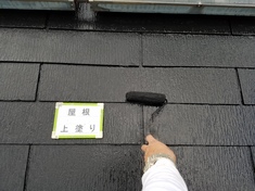 屋根塗装　上塗り施工中