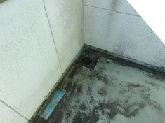 施工前　通路 汚れが目立ちます。