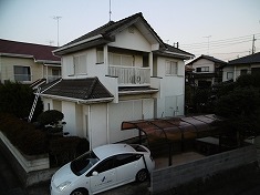 外壁塗装 施工前 全体的にチョーキング、クラックが非常に目立ちました。