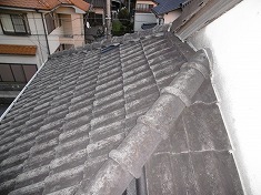 屋根塗装 施工前 白くさめていて、もともとの色が何色なのかわからない程、劣化が進んでいました。