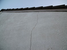 外壁塗装 施工前 外壁に大きくクラックが入っていました。これが雨漏りの原因とは直結しませんがこのような個所も多数ありました。
