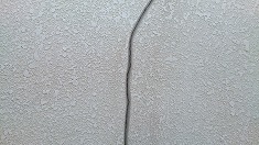 外壁 Vカット 外壁のクラックの大きい箇所はVカットを行っていきます。