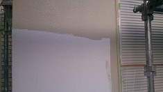 外壁塗装 上塗り1回目 下塗りが完了したらいよいよ色を付けていきます。この作業をもう一度繰り返し行っていきます。