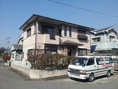 施工前です。 全体的にチョーキングが起きているのが、この距離でも解るくらいに色があせておりました。