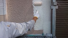 外壁の下塗り作業です。 スタッコですので下塗りも2度塗りをします。