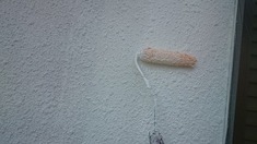 外壁の下塗り作業です。 2回目の下塗り作業となります。この作業で手を抜くと仕上がりに差が生まれてきます。