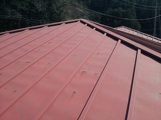 屋根塗装　施工前 色あせも多く、トタン屋根特有の劣化の進み具合になります。