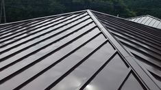 屋根塗装　施工後 艶が戻り、反射して眩しいくらいに仕上がりました。