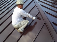 屋根塗装　上塗り2回目 上塗り１回目と同様の作業を２回行っていきます。もうすぐ仕上がりです。