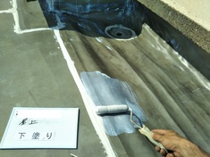 屋上 下塗り施工中