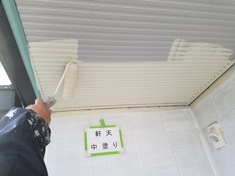 軒天 中塗り施工中