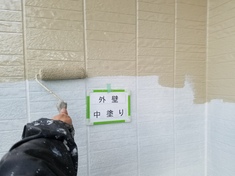 外壁 中塗り施工中