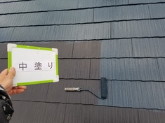 屋根 中塗り施工中