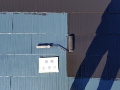 屋根 上塗り施工中